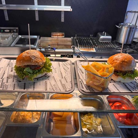 Hotel Zur Alten Stadtkellerei 莱比锡 外观 照片 A burger being prepared at a restaurant