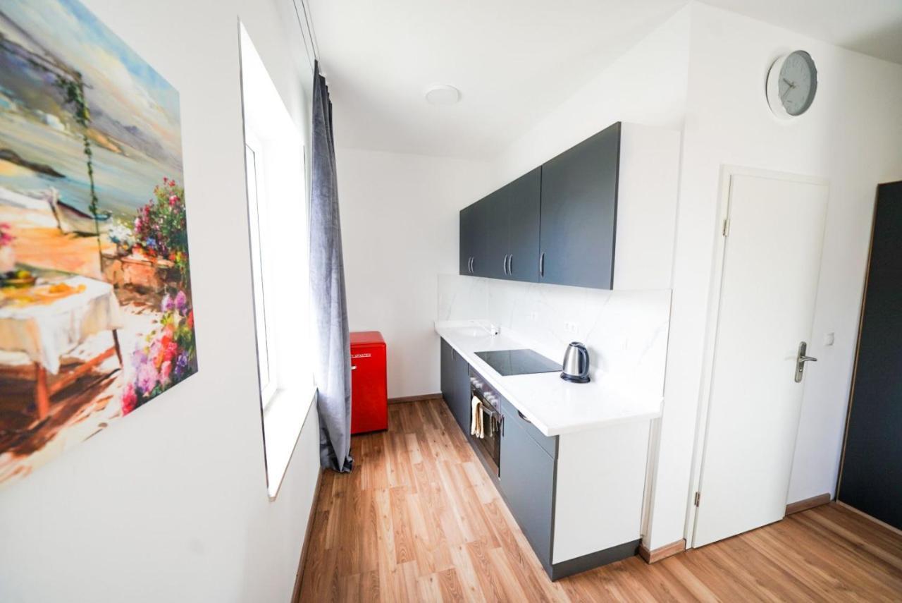 Hotel Zur Alten Stadtkellerei 莱比锡 外观 照片 A typical kitchen in a student apartment