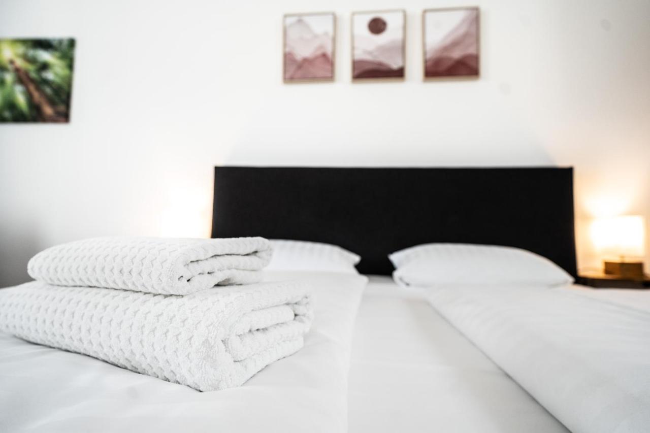Hotel Zur Alten Stadtkellerei 莱比锡 外观 照片 A duvet on a bed