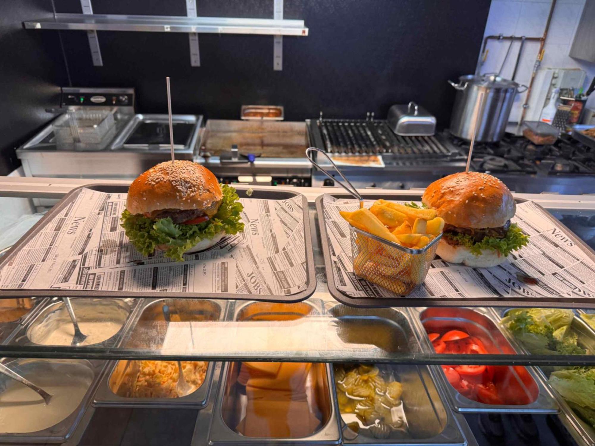 Hotel Zur Alten Stadtkellerei 莱比锡 外观 照片 A burger being prepared at a restaurant