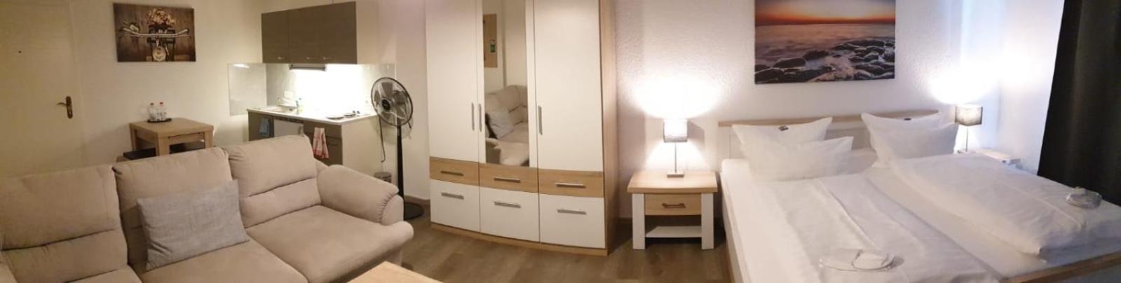 Hotel Zur Alten Stadtkellerei 莱比锡 客房 照片 A bedroom with a nightstand