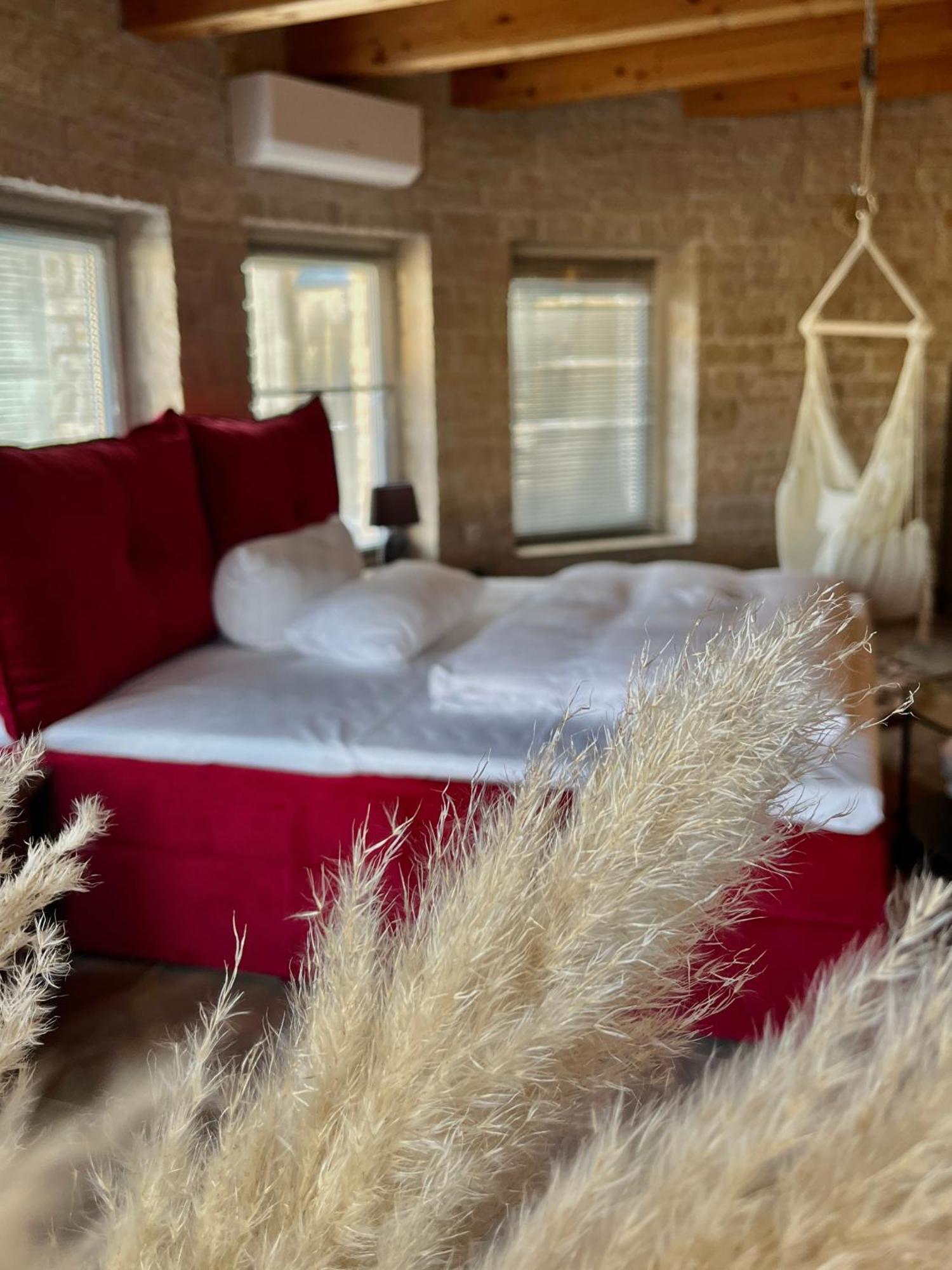 Hotel Zur Alten Stadtkellerei 莱比锡 外观 照片 A bed with a bed skirt
